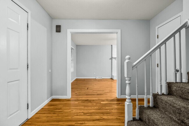 Building Photo - 215 Darrell Dr