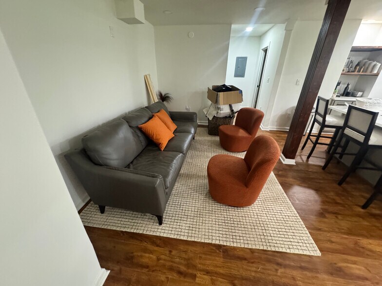 Building Photo - Room in Apartment on Rockcliff Rd SE