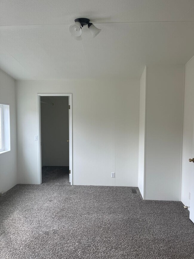 Building Photo - 3 Bed 2 Bath Home on Property Available for Lease