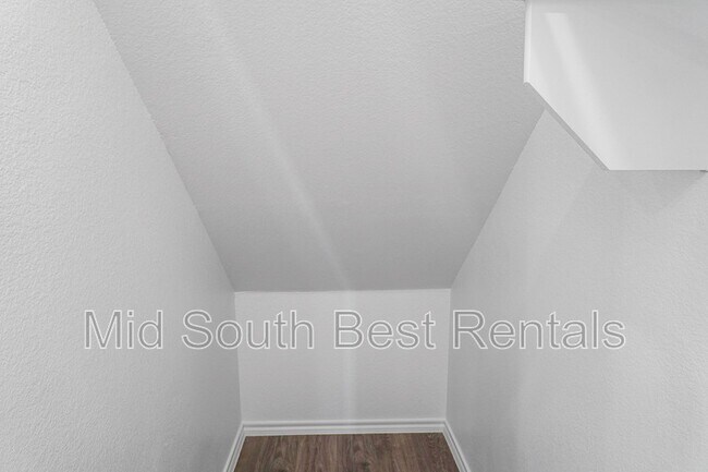 Building Photo - 220 Redwood Rd