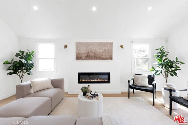 Building Photo - 2222 Valentine St