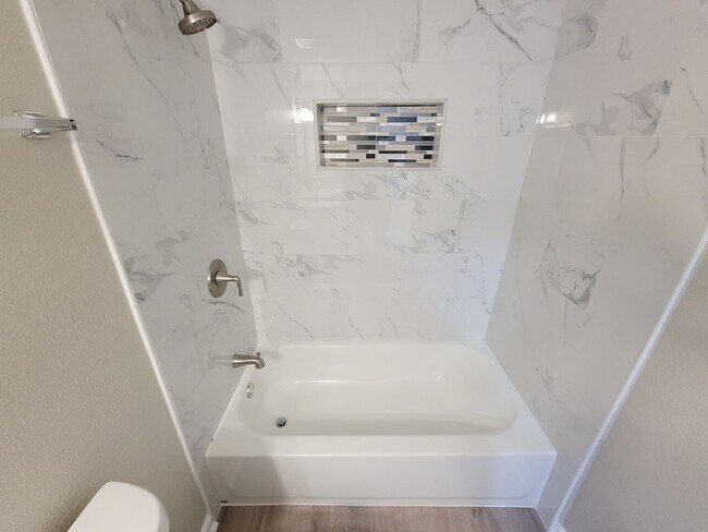 Building Photo - BEAUTIFUL REMODELED 3 BEDROOM 2 BATH IN LA...