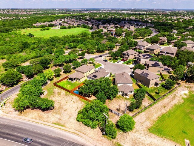 Building Photo - 2 WEEKS FREE RENT w/ 12 Month Lease!!!!!