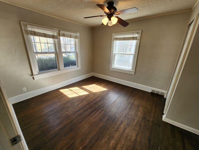 Building Photo - Spacious 3-Bedroom, 1-Bathroom Home AVAILA...