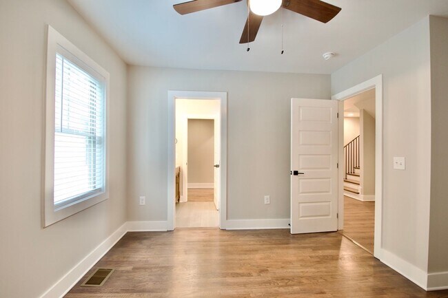 Building Photo - Now Leasing for Fall 2025! $1000 Per Bedro...