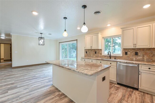 Building Photo - 1846 SE Lake Weir Ave