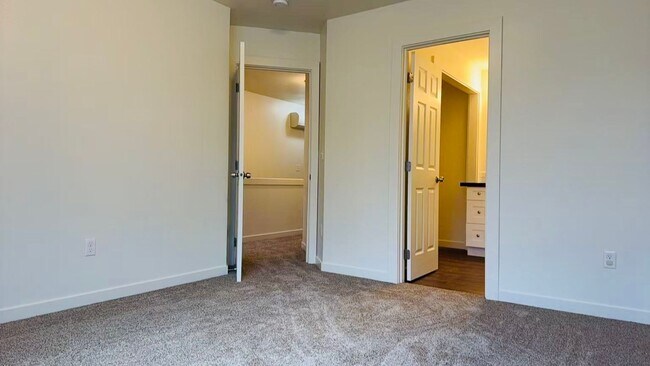 Building Photo - 4 bedroom duplex