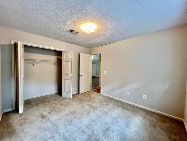 Building Photo - 3 bedroom 2.5 bath home