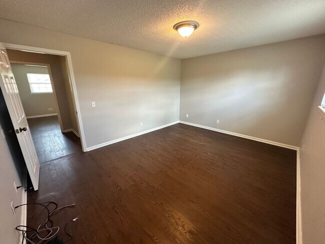 Building Photo - 904 Southwood Dr
