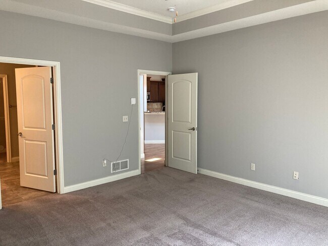 Building Photo - Bright 3BR Townhome with Bonus Room - Available NOW!