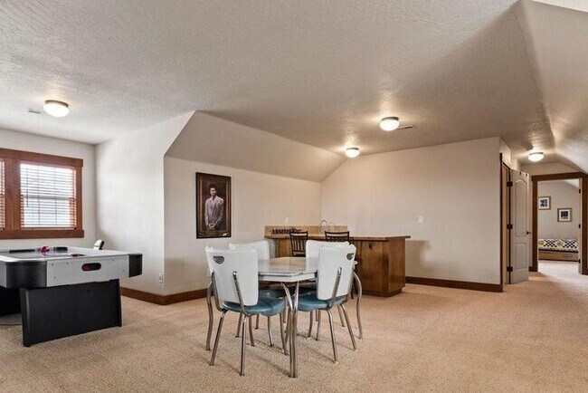 Building Photo - Beautiful 4 bedroom/3 full bath with Large...