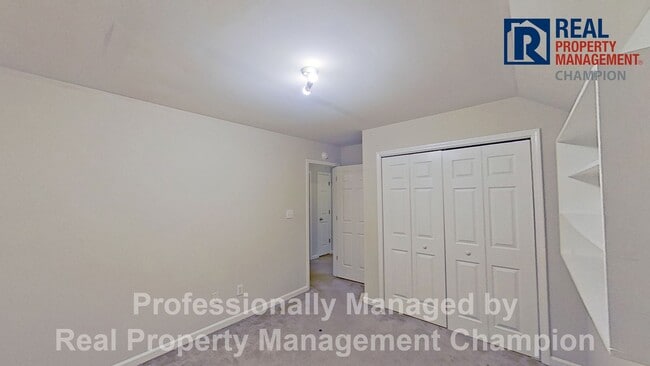 Building Photo - 3 Bedroom Townhome near Monkey Junction