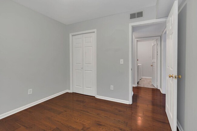 Building Photo - Walkable 2BR/2BA Condo Between Vanderbilt & Belmont + Modern Updates