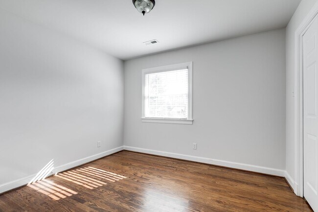 Building Photo - 3 Bedroom Rancher in Chesterfield! ***Avai...