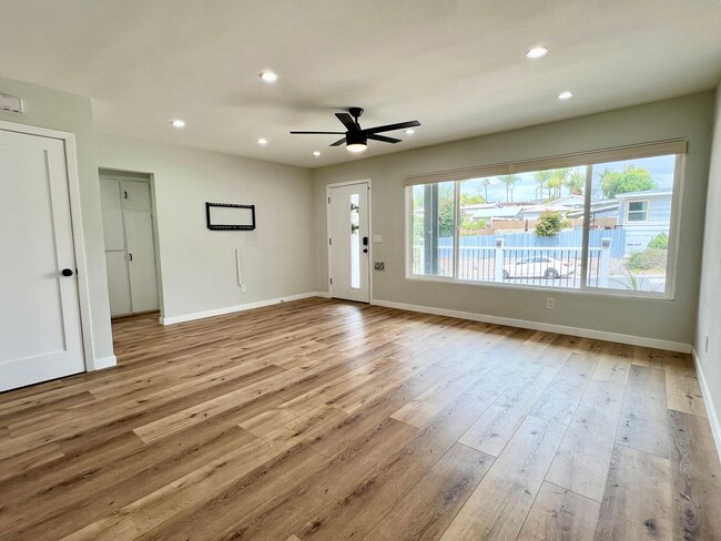 Building Photo - Beautiful, Modern, Upgraded 3 Bedroom 3 Ba...