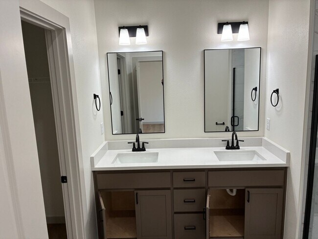 Building Photo - Brand New 2 Bed Home - Springfield MO