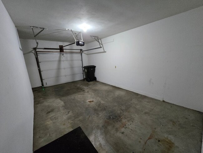 Building Photo - Cute 2-bedroom duplex in Normal!