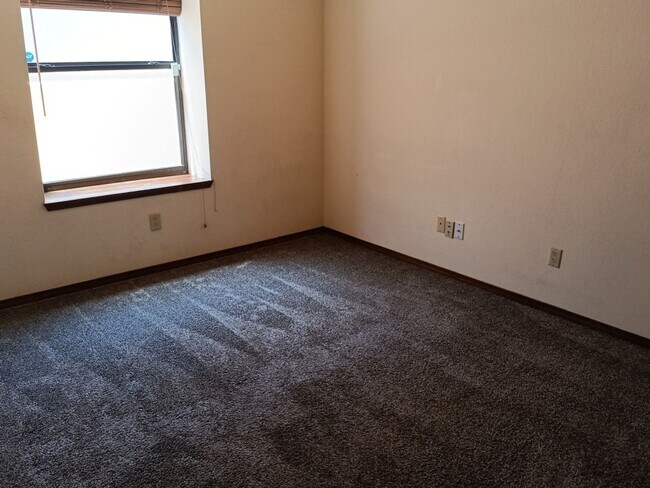Building Photo - 3 Bedroom, 2 Bathroom Home! Schedule a Showing!