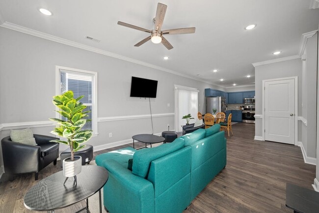 Building Photo - 2 Bedroom, 2.5 Bath Modern Duplex - Walkin...