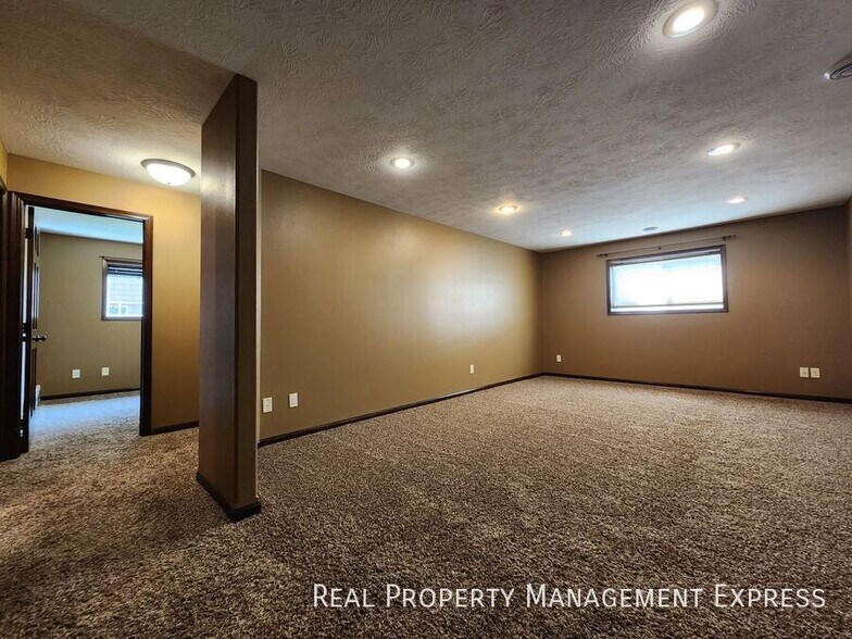 Building Photo - Modern 4 Bedroom 2 Bathroom Twin-Home in Tea