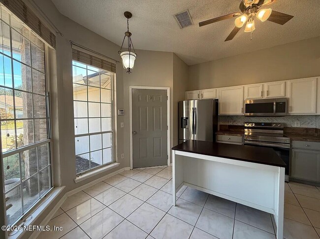 Building Photo - 913 Mackinaw Trail