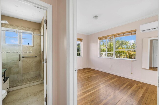 Building Photo - 8320 Crespi Blvd