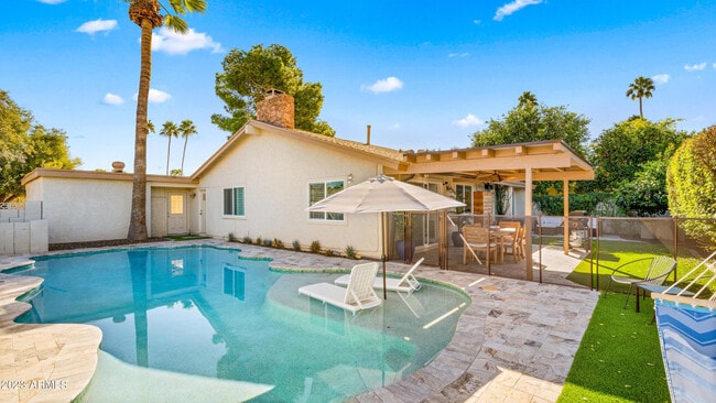 Building Photo - 7526 N Vía De La Campana