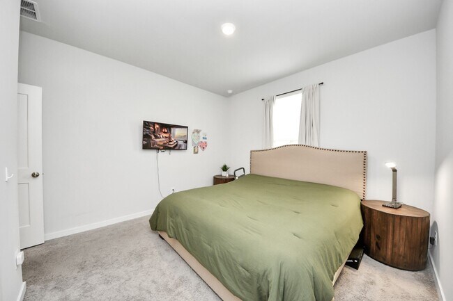 Building Photo - 25089 Pomegranate Pl