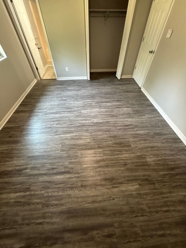 Building Photo - FOR RENT