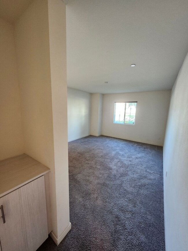 Building Photo - Gorgeous Tri-level Townhouse 3 beds 3 1/2 ...
