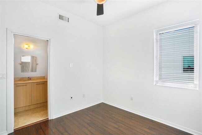 Building Photo - 741 NE 4th Ave