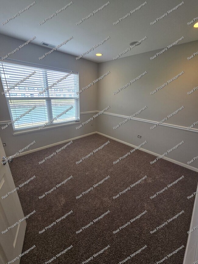 Building Photo - 3 Bedroom Townhome