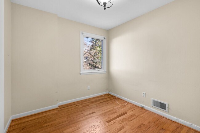 Building Photo - 4 Bedroom 3.5 Bathroom - Van Ness/Tenleytown Semi Detached Home - Attached 1 Car Garage