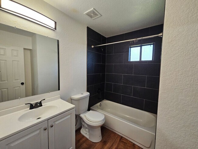 Building Photo - AVAILABLE NOW!