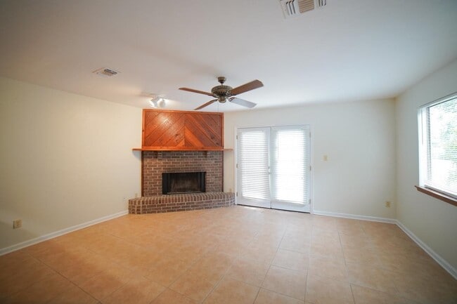Building Photo - 1820 Nicklaus Dr