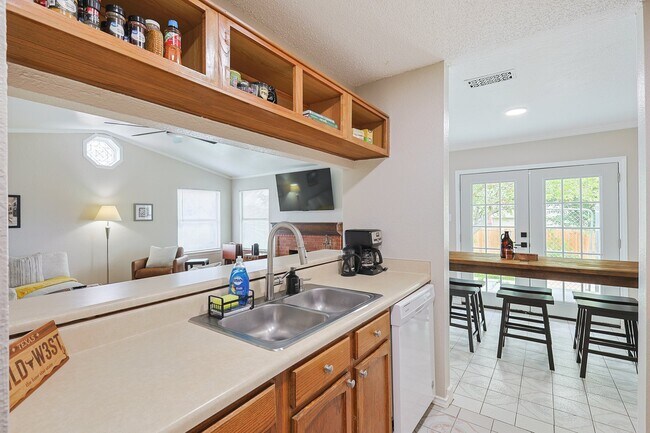 Building Photo - 2502 High Hollow Dr