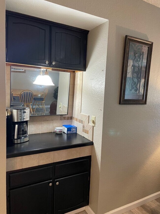 Building Photo - Available May 1st, 2026! Furnished, ground floor unit!