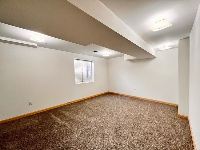 Building Photo - Spacious 3 bedroom/3 bath Townhome with 2 car Attached Garage and Private Yard in Evans, CO