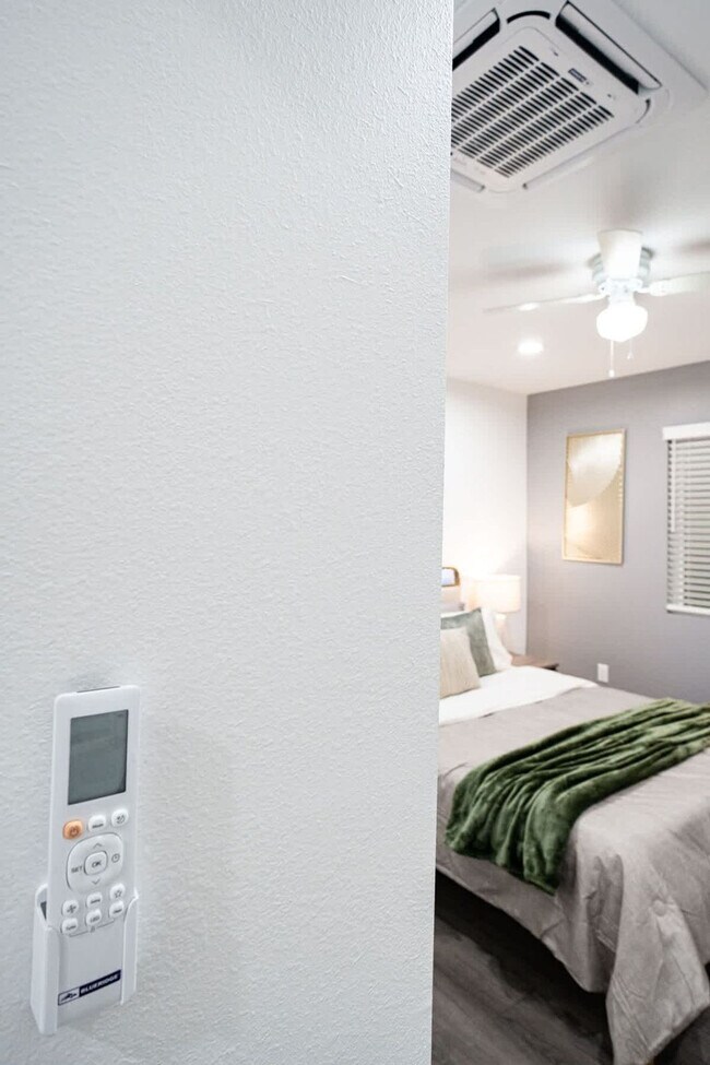 Building Photo - 10983 Parkdale Ave