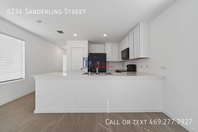 Building Photo - 6234 Sanderling St