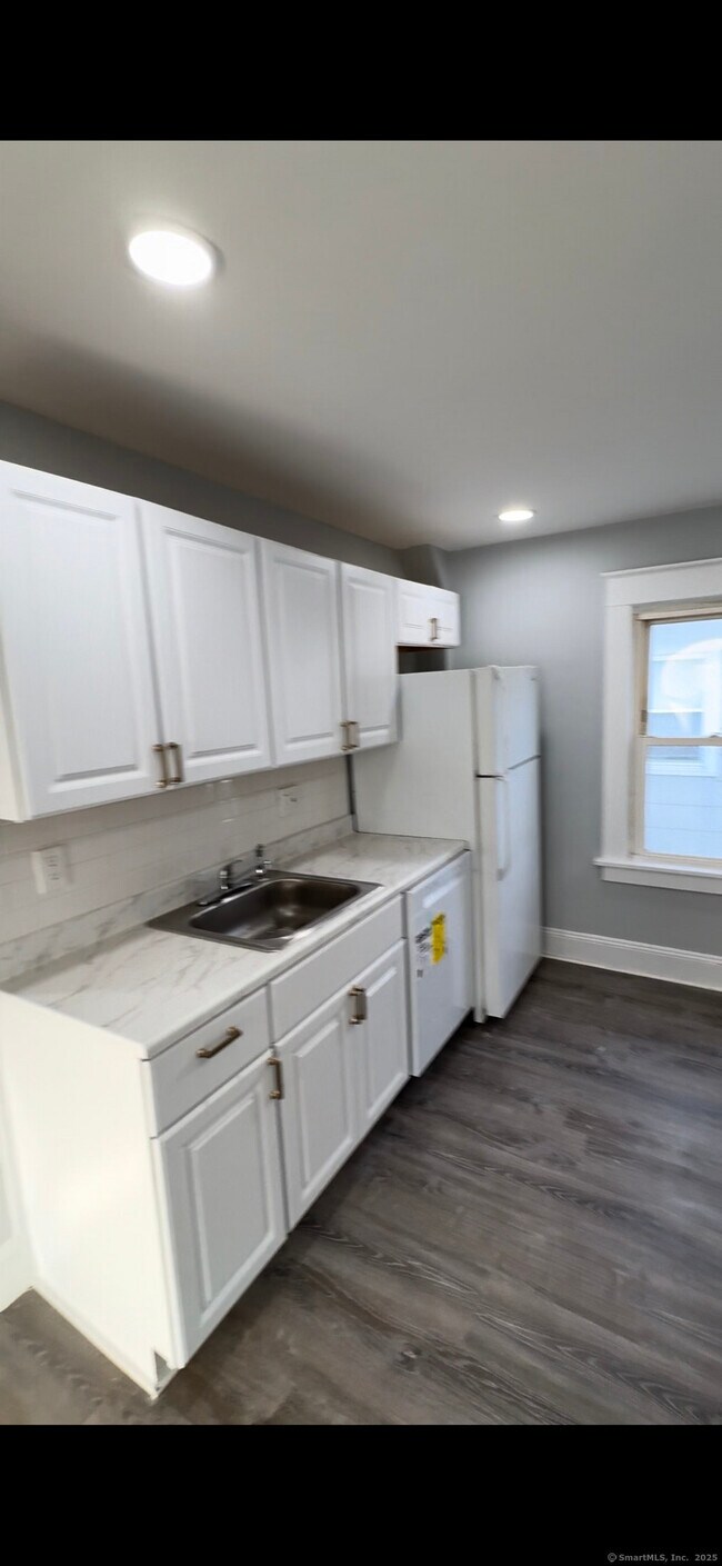Building Photo - 95 New Canaan Ave