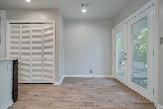 Building Photo - 2300 Trailside Dr