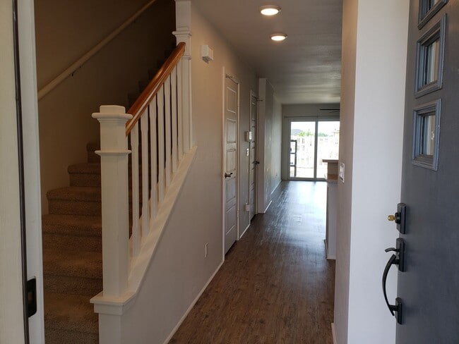 Building Photo - Newly Built TH 2bd, 2.5ba, 2pkg 1014sqft. ...