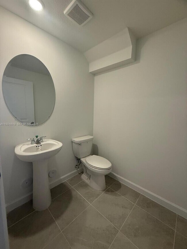 Building Photo - 2746 SE 24th Terrace