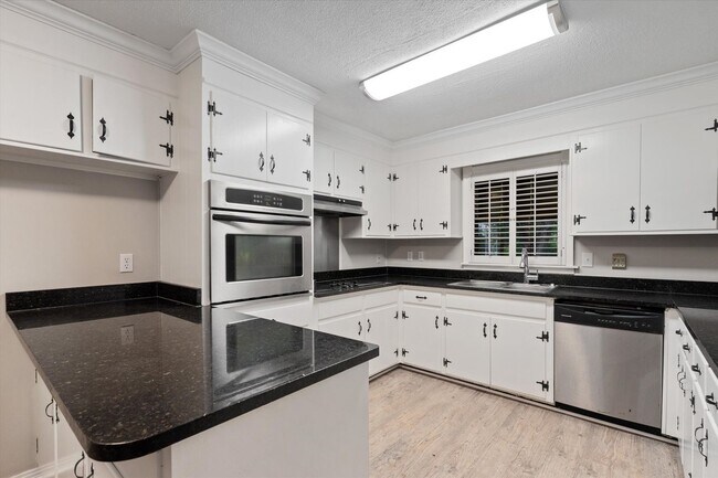 Building Photo - GREAT LOCATION AND MOVE IN READY