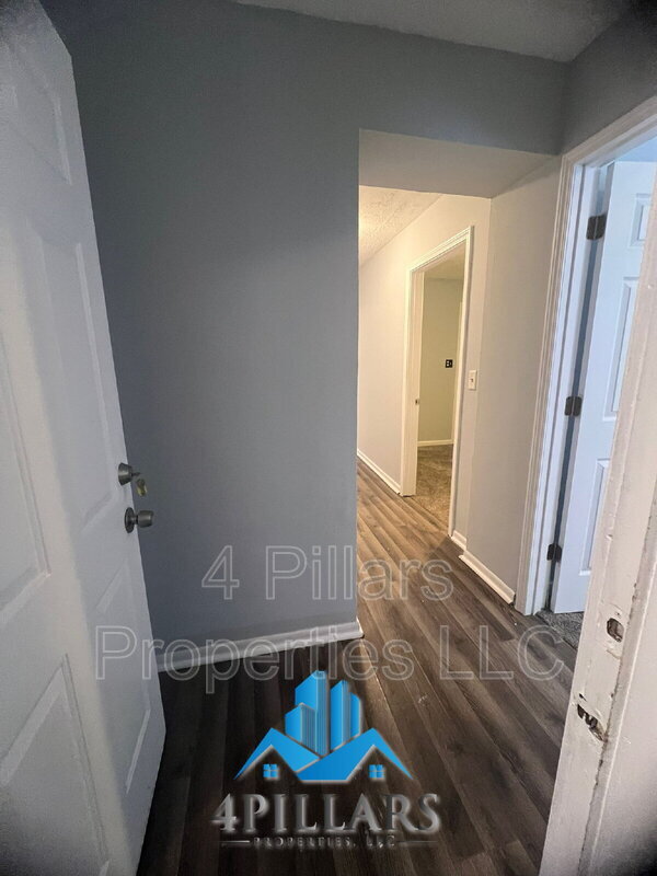 Building Photo - 1311 E Columbus Dr