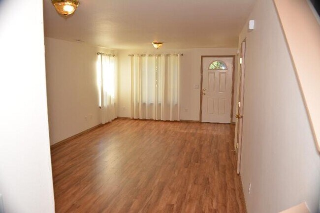 Building Photo - Spacious 3 bedroom townhome on cul-de-sac