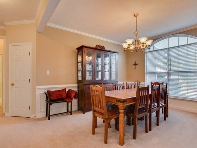 Building Photo - 5 bedroom, 3.5 bathroom home with pool in ...