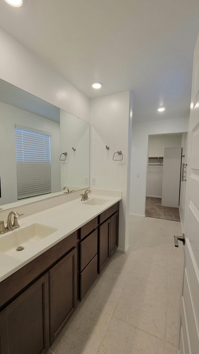 Building Photo - 7152 W Vineridge Dr