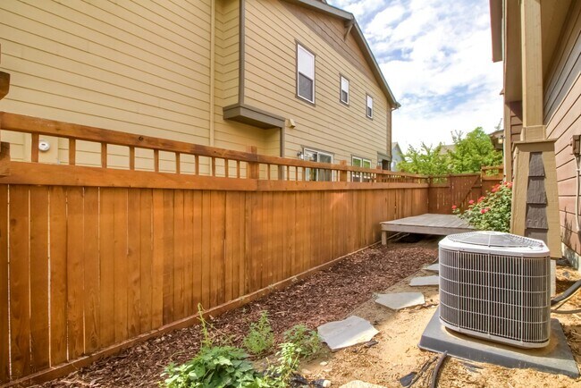 Building Photo - Beautiful 3 bedroom townhome in Central Pa...